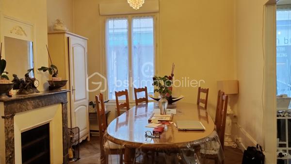 🏡 À VENDRE – Immeuble en plein cœur d'Amboise !

Idéalement situé en centre-ville, cet immeuble offre un fort potentiel avec ses trois espaces distincts d'environ 110 m², 60 m² et 40 m² répartis sur trois niveaux.

✨ De nombreuses possibilités s'offrent à vous :
✔️ Investissement locatif avec création de plusieurs logements
✔️ Bureaux ou activité professionnelle
✔️ Commerce avec espaces complémentaires
✔️ Projet mixte habitation / activité

Son emplacement exceptionnel au cœur d'Amboise constitue un véritable atout pour donner vie à vos projets.

🔨 Travaux à prévoir, mais un potentiel rare à exploiter !

📞 Contactez-moi pour plus d'informations et organiser une visite;

Avec Véro, le beau tempo pour vos projets immo !!