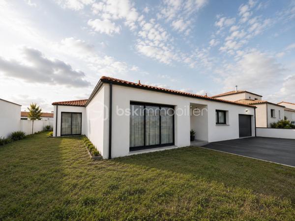 Au cœur de BOUFFÉRÉ, dans un environnement résidentiel prisé, à seulement 5 minutes de la gare et du centre-ville de Montaigu, découvrez cette magnifique maison contemporaine de plain-pied construite en 2018, développant 145 m² habitables sur une parcelle de 645 m².
Dès les premiers instants, cette maison séduit par la qualité irréprochable de son entretien et le soin apporté à chaque détail. L’extérieur parfaitement aménagé accueille trois stationnements privatifs ainsi qu’un vaste garage de plus de 32 m² avec accès direct au jardin.
L’entrée, élégante et fonctionnelle, dispose d’un espace dressing sur mesure et de toilettes indépendantes.
La maison révèle ensuite de magnifiques volumes baignés de lumière naturelle. Le salon-séjour de près de 40 m² offre une atmosphère chaleureuse et conviviale, idéale pour recevoir et partager des moments en famille. La cuisine indépendante, entièrement aménagée et équipée, développe plus de 18 m² et bénéficie d’une arrière-cuisine / lingerie particulièrement appréciable au quotidien.
L’espace nuit a été pensé pour offrir confort et intimité à chacun. Il se compose de quatre chambres et de deux salles d’eau, dont une superbe suite parentale d’environ 22 m² avec dressing et salle d’eau privative.
Les trois autres chambres disposent chacune de placards intégrés et se partagent une élégante salle de bains familiale avec double vasque, baignoire et douche à l’italienne.
SES ATOUTS :
• Maison contemporaine de 2018
• Plain-pied fonctionnel et lumineux
• Diagnostic énergétique A
• Prestations soignées et matériaux de qualité
Une maison clé en main, parfaitement entretenue, où il ne reste plus qu’à poser ses valises.
N’hésitez pas à me contacter par téléphone pour un premier échange autour de votre projet immobilier. Au plaisir, Corinne