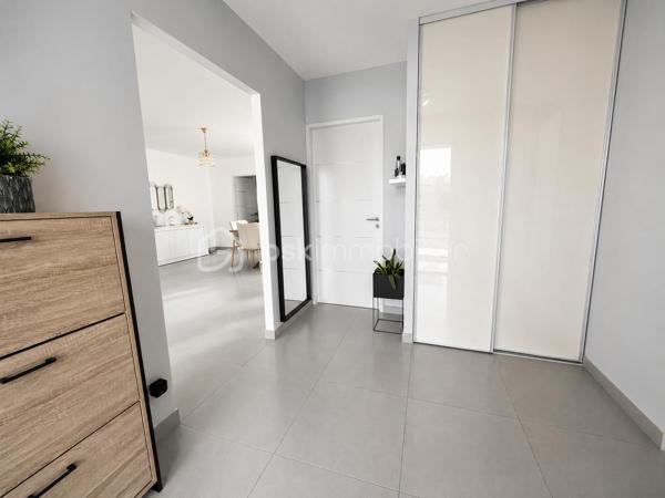 Au cœur de BOUFFÉRÉ, dans un environnement résidentiel prisé, à seulement 5 minutes de la gare et du centre-ville de Montaigu, découvrez cette magnifique maison contemporaine de plain-pied construite en 2018, développant 145 m² habitables sur une parcelle de 645 m².
Dès les premiers instants, cette maison séduit par la qualité irréprochable de son entretien et le soin apporté à chaque détail. L’extérieur parfaitement aménagé accueille trois stationnements privatifs ainsi qu’un vaste garage de plus de 32 m² avec accès direct au jardin.
L’entrée, élégante et fonctionnelle, dispose d’un espace dressing sur mesure et de toilettes indépendantes.
La maison révèle ensuite de magnifiques volumes baignés de lumière naturelle. Le salon-séjour de près de 40 m² offre une atmosphère chaleureuse et conviviale, idéale pour recevoir et partager des moments en famille. La cuisine indépendante, entièrement aménagée et équipée, développe plus de 18 m² et bénéficie d’une arrière-cuisine / lingerie particulièrement appréciable au quotidien.
L’espace nuit a été pensé pour offrir confort et intimité à chacun. Il se compose de quatre chambres et de deux salles d’eau, dont une superbe suite parentale d’environ 22 m² avec dressing et salle d’eau privative.
Les trois autres chambres disposent chacune de placards intégrés et se partagent une élégante salle de bains familiale avec double vasque, baignoire et douche à l’italienne.
SES ATOUTS :
• Maison contemporaine de 2018
• Plain-pied fonctionnel et lumineux
• Diagnostic énergétique A
• Prestations soignées et matériaux de qualité
Une maison clé en main, parfaitement entretenue, où il ne reste plus qu’à poser ses valises.
N’hésitez pas à me contacter par téléphone pour un premier échange autour de votre projet immobilier. Au plaisir, Corinne