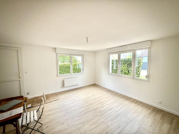 Appartement entièrement rénové rez-de-jardin libre de suite