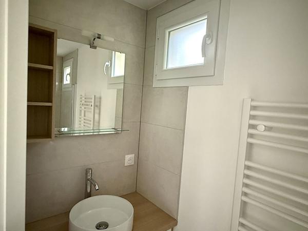 Appartement entièrement rénové rez-de-jardin libre de suite