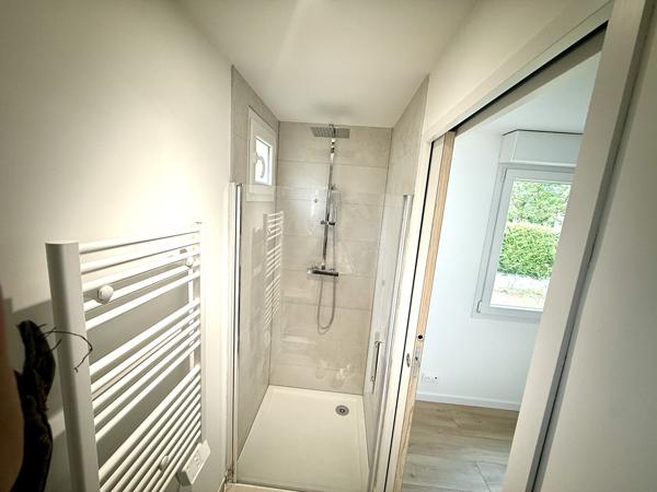 Appartement entièrement rénové rez-de-jardin libre de suite