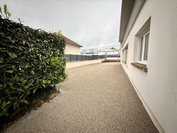 Appartement entièrement rénové rez-de-jardin libre de suite