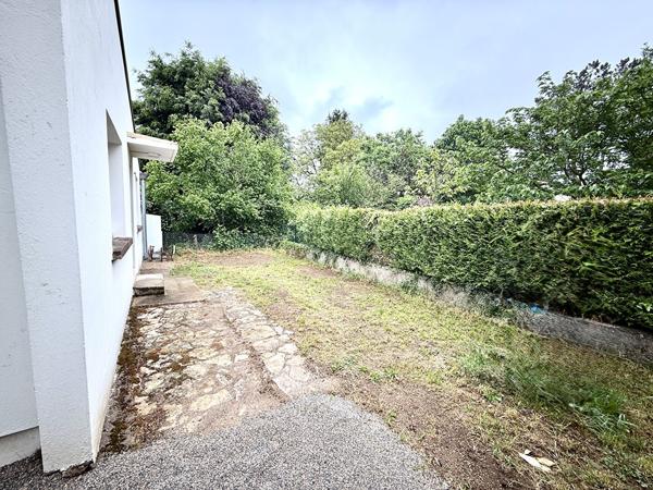 Appartement entièrement rénové rez-de-jardin libre de suite