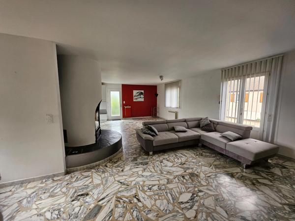 Maison sur sous sol,135m2 habitables en parfait état.Vierzon(18100).