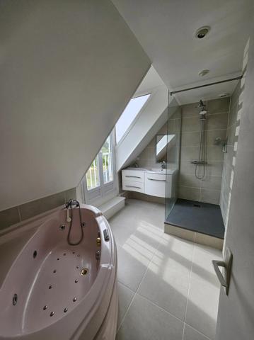 Maison sur sous sol,135m2 habitables en parfait état.Vierzon(18100).