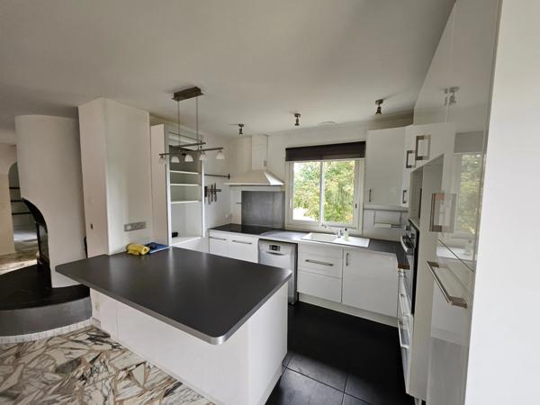 Maison sur sous sol,135m2 habitables en parfait état.Vierzon(18100).