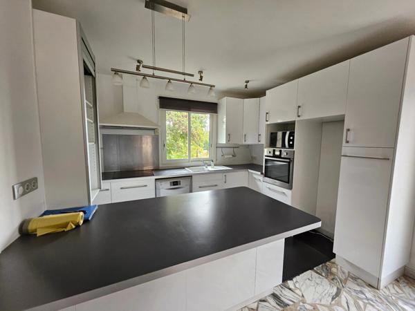 Maison sur sous sol,135m2 habitables en parfait état.Vierzon(18100).