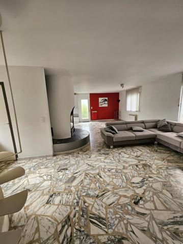 Maison sur sous sol,135m2 habitables en parfait état.Vierzon(18100).