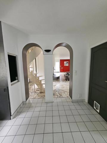 Maison sur sous sol,135m2 habitables en parfait état.Vierzon(18100).