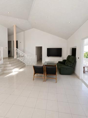Vente                                                      Appartement
                        
                     3 pièces                                         à Saint-Joseph