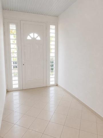Vente                                                      Appartement
                        
                     3 pièces                                         à Saint-Joseph