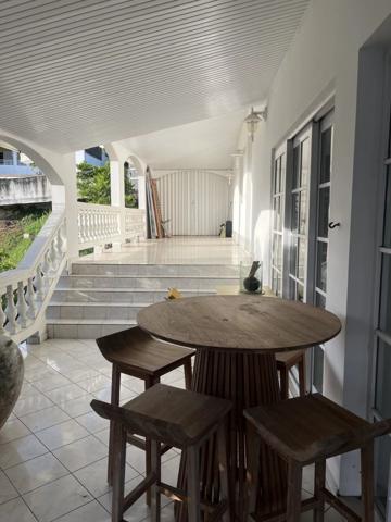 Vente                                                      Appartement
                        
                     3 pièces                                         à Saint-Joseph