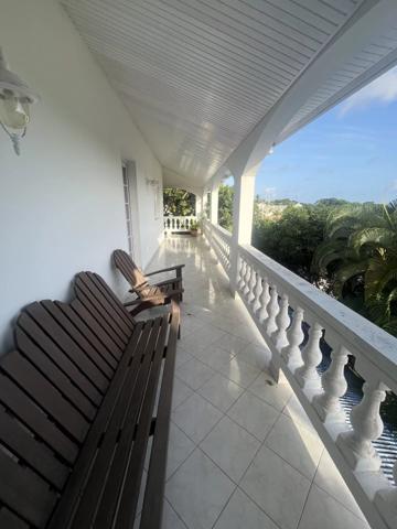 Vente                                                      Appartement
                        
                     3 pièces                                         à Saint-Joseph