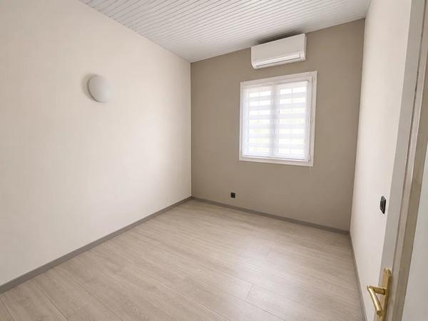 Vente                                                      Appartement
                        
                     3 pièces                                         à Saint-Joseph