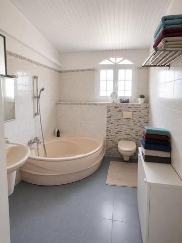 Vente                                                      Appartement
                        
                     3 pièces                                         à Saint-Joseph