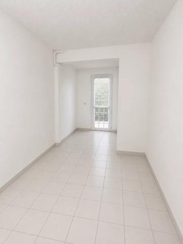 Vente                                                      Appartement
                        
                     3 pièces                                         à Saint-Joseph
