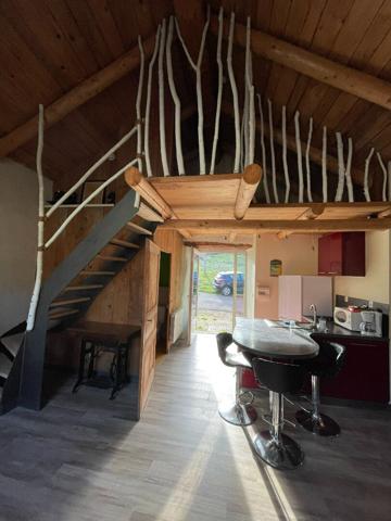 MAISON MEUBLEE T1 à 7 KM d' YSSINGEAUX