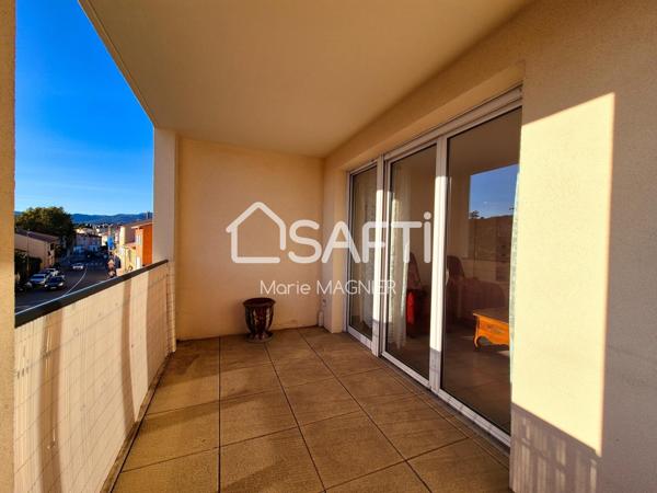 Rénové, on pose ses meubles ! Bel appartement T4 de 82m2 avec terrasse, garage fermé de 14m2 et cave- centre ville de COGOLIN, commerces école et bus à pied