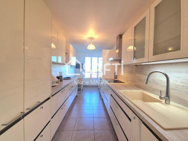 Rénové, on pose ses meubles ! Bel appartement T4 de 82m2 avec terrasse, garage fermé de 14m2 et cave- centre ville de COGOLIN, commerces école et bus à pied