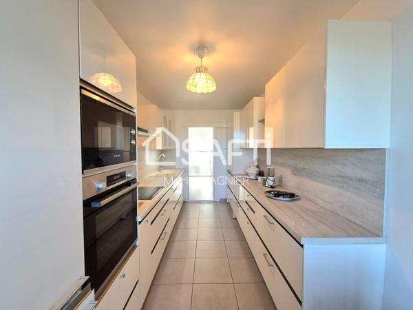 Rénové, on pose ses meubles ! Bel appartement T4 de 82m2 avec terrasse, garage fermé de 14m2 et cave- centre ville de COGOLIN, commerces école et bus à pied