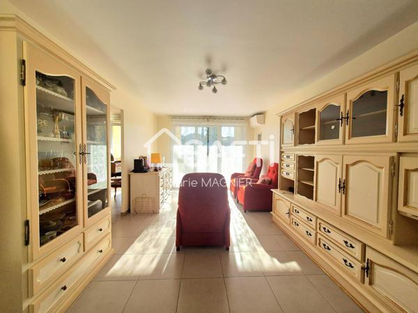 Rénové, on pose ses meubles ! Bel appartement T4 de 82m2 avec terrasse, garage fermé de 14m2 et cave- centre ville de COGOLIN, commerces école et bus à pied