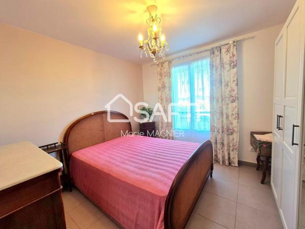 Rénové, on pose ses meubles ! Bel appartement T4 de 82m2 avec terrasse, garage fermé de 14m2 et cave- centre ville de COGOLIN, commerces école et bus à pied