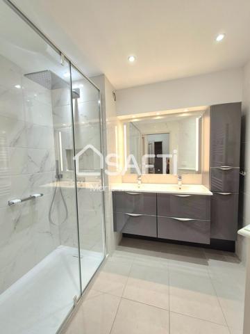 Rénové, on pose ses meubles ! Bel appartement T4 de 82m2 avec terrasse, garage fermé de 14m2 et cave- centre ville de COGOLIN, commerces école et bus à pied