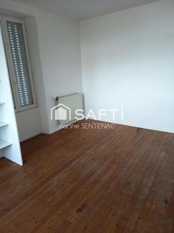 cachet de la maison par ses jolies briques et poutres de son entrée