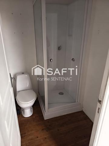 cachet de la maison par ses jolies briques et poutres de son entrée