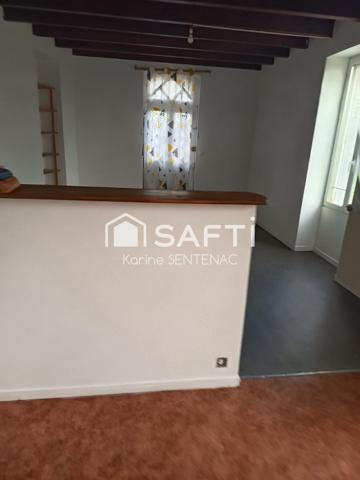 cachet de la maison par ses jolies briques et poutres de son entrée