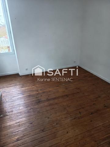 cachet de la maison par ses jolies briques et poutres de son entrée