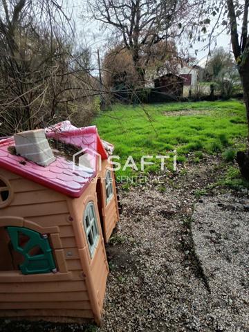 cachet de la maison par ses jolies briques et poutres de son entrée
