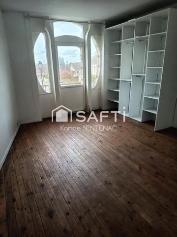 cachet de la maison par ses jolies briques et poutres de son entrée