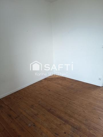 cachet de la maison par ses jolies briques et poutres de son entrée