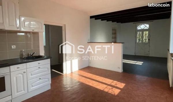 cachet de la maison par ses jolies briques et poutres de son entrée