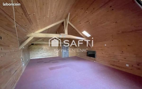 cachet de la maison par ses jolies briques et poutres de son entrée