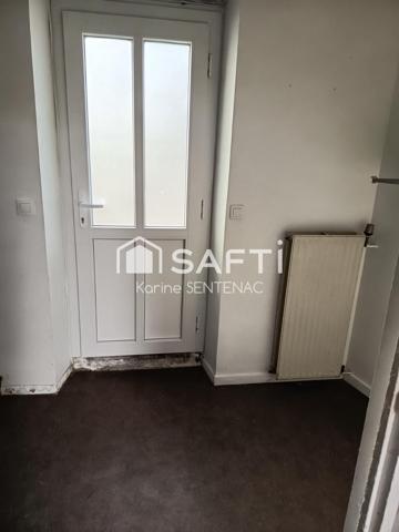 cachet de la maison par ses jolies briques et poutres de son entrée