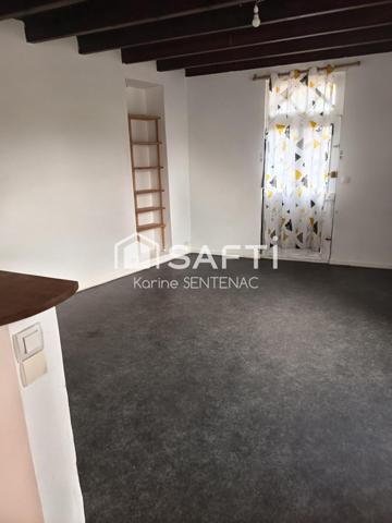 cachet de la maison par ses jolies briques et poutres de son entrée