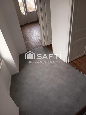 cachet de la maison par ses jolies briques et poutres de son entrée