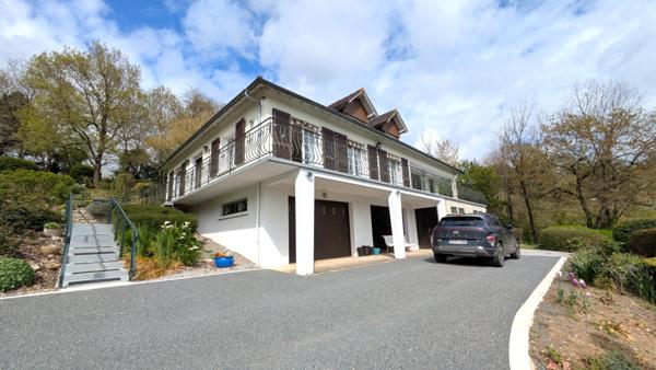 Vaste maison avec vue dégagée  - Charroux