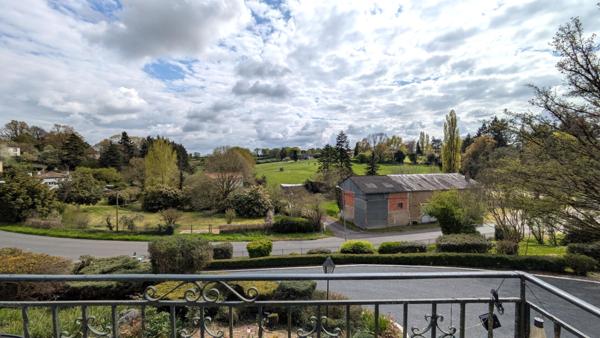 Vaste maison avec vue dégagée  - Charroux