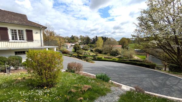 Vaste maison avec vue dégagée  - Charroux