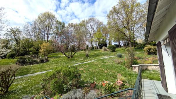 Vaste maison avec vue dégagée  - Charroux