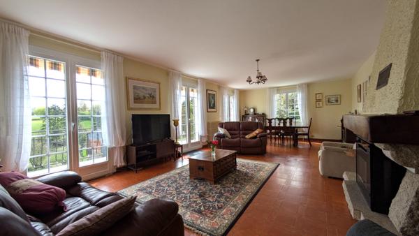 Vaste maison avec vue dégagée  - Charroux