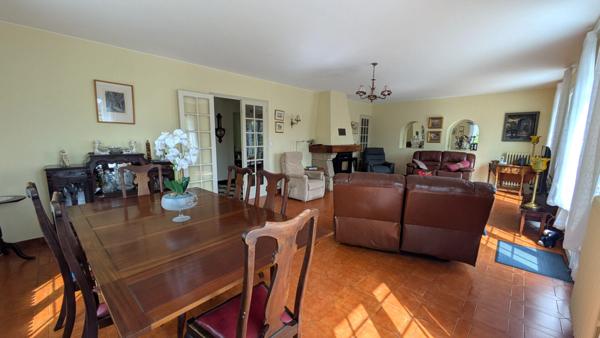 Vaste maison avec vue dégagée  - Charroux