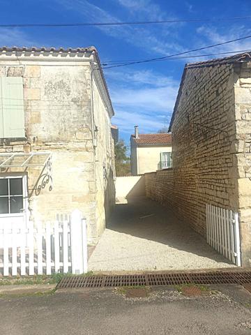 Maison rénovée avec deux dépendances – Charme, potentiel et tranquillité à Aigre (16140)