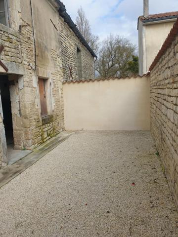 Maison rénovée avec deux dépendances – Charme, potentiel et tranquillité à Aigre (16140)