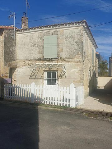 Maison rénovée avec deux dépendances – Charme, potentiel et tranquillité à Aigre (16140)