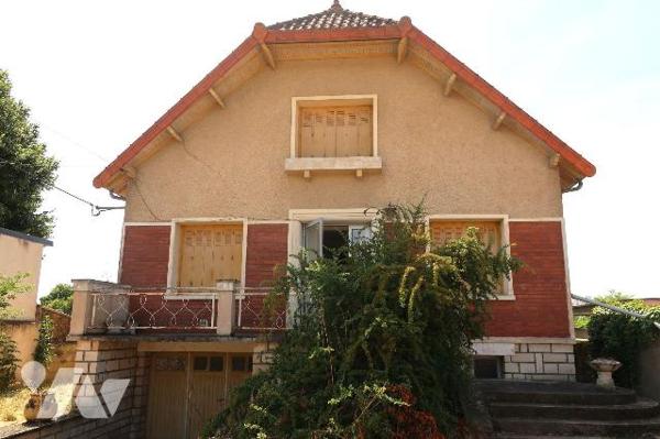 PROX CENTRE-VILLE, MAISON DE 1959 à rénover, + 100m2 hab., comprenant :
. entrée, cuisine (11m...